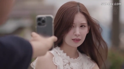 憂鬱 · 站立 · 面部特寫 · 手机 · 户外 · 长发 · 蕾絲上衣 · 被拍