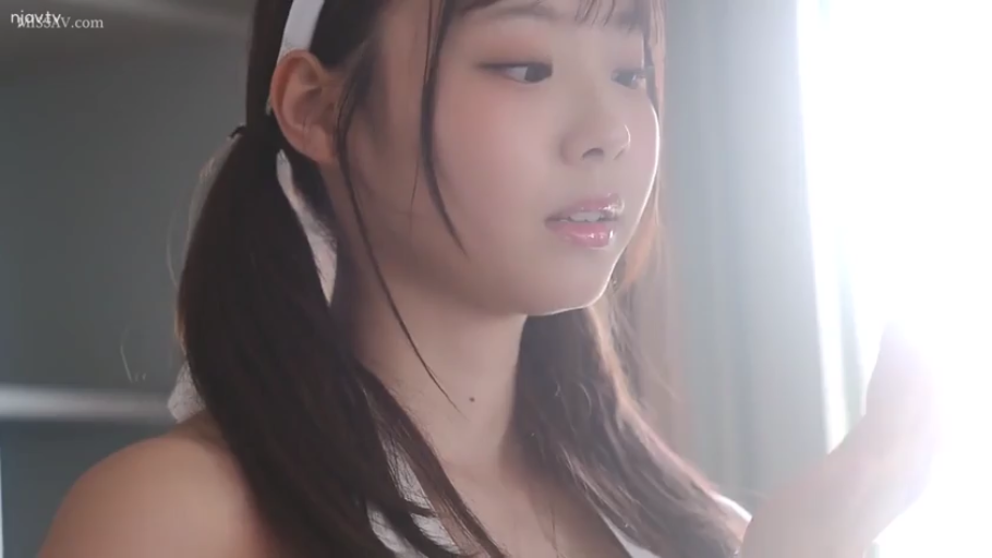 室内 · 脸部特写 · 凝视 · 双马尾 · 白色内衣 · 发带 · 侧头 · 微张口