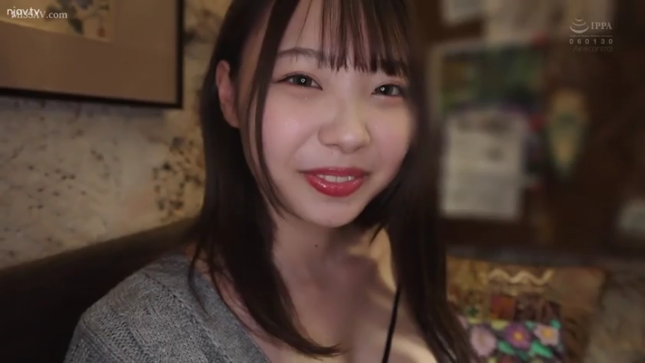 室内 · 脸部特写 · 巨乳 · 微笑 · 对视 · 灰色针织衫 · 正面坐姿