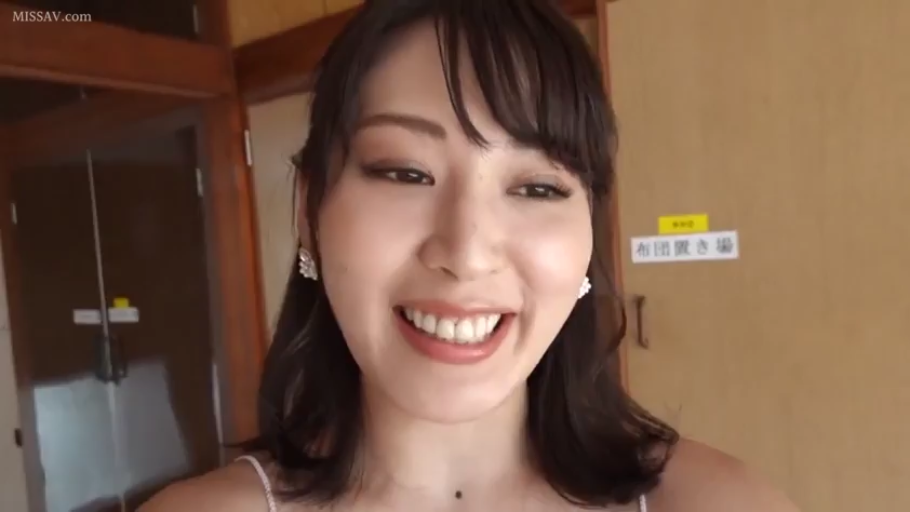 Indoor · 面部特写 · White camisole · 正对镜头