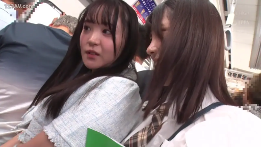 Sitting Posture · Close-up of the face · Armrest · Student uniform · 警觉 · By Bus · 公交车 · 拥挤