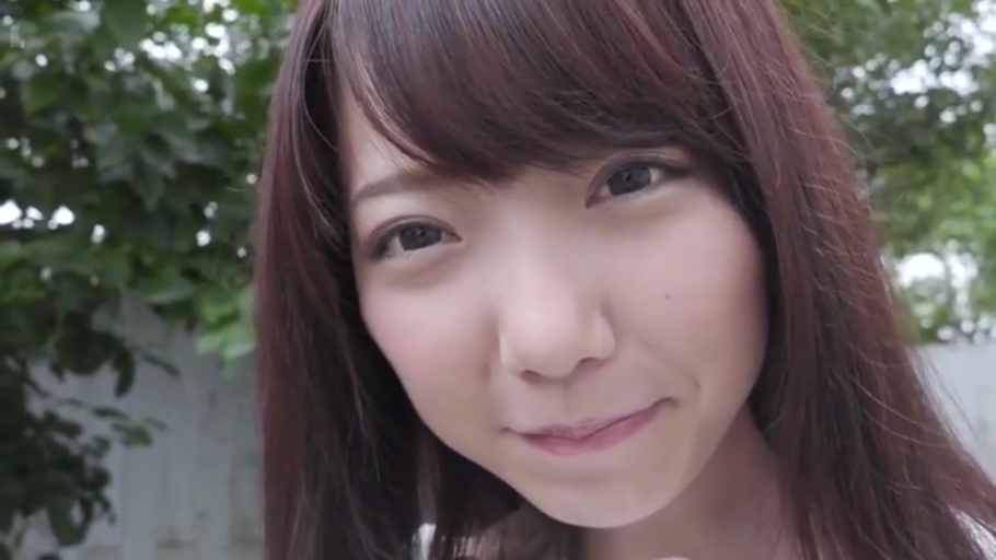 微笑 · 面部特写 · 白色上衣 · 户外 · 注视镜头 · 长发 · 歪头