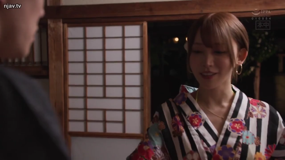 和室 · 中景 · 弯腰站立 · 日式浴衣 · 愉快 · 欢笑 · 聚会 · 背景摆件