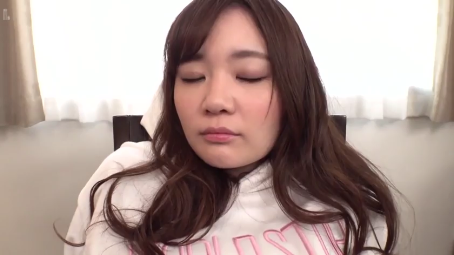 室内 · 坐姿 · 脸部 · 平静 · 椅子 · 素人 · 睡眠 · 白色卫衣