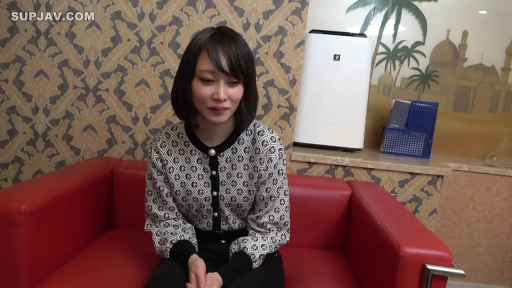 坐姿 · 交谈 · 中景 · 平静 · 客厅 · 红色沙发 · 黑白花纹开衫