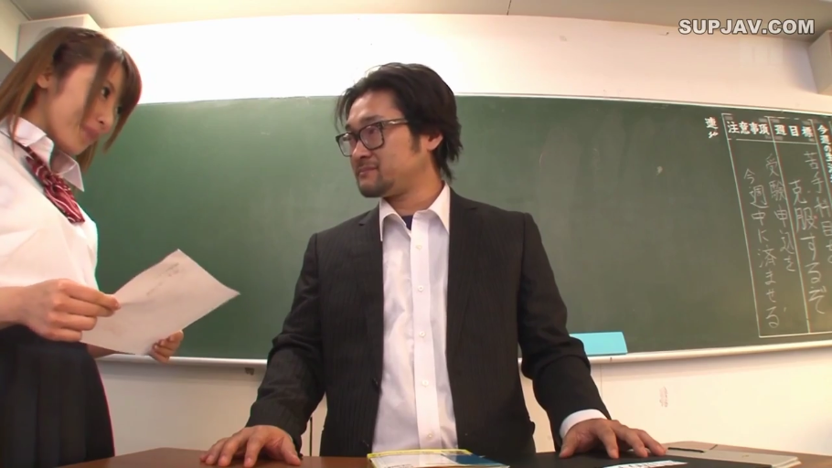 教室 · 师生 · 站姿 · 微笑 · 对视 · 黑板 · JK制服