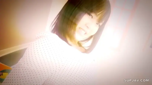 室內 · 中景 · 笑容 · 柔化效果 · 白色波点上衣 · 侧身扭头 · 对镜展现