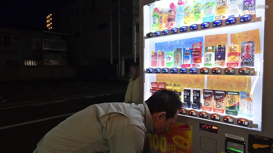 专注 · 中景 · 弯腰 · 街头 · 夜间 · 自动贩卖机 · 灰色工作服 · 选购商品