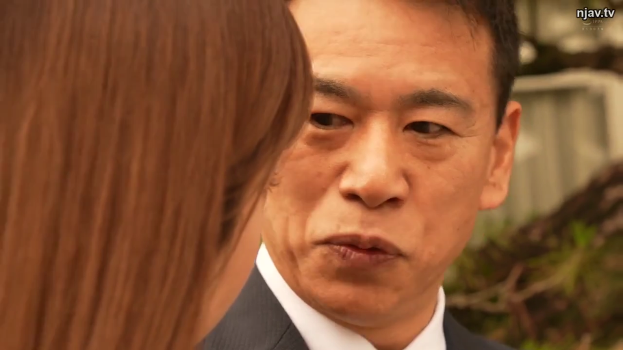 微笑 · 面部特写 · 便服 · 凝视 · 户外 · 自然光 · 侧对