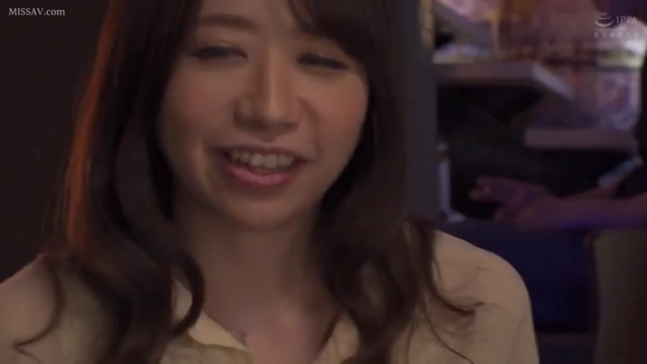 室内 · 交谈 · 脸部特写 · 微笑 · 长发 · 正面 · 浅色衬衫