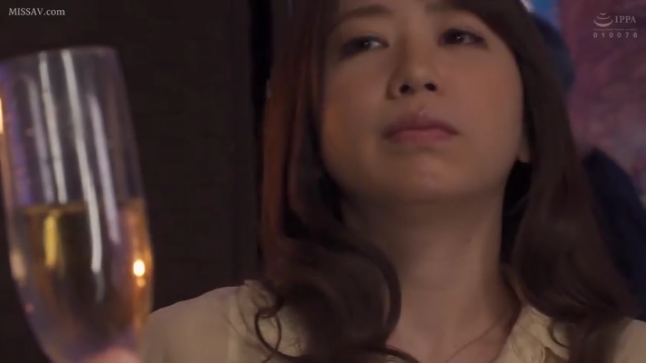 Indoor · Melancholy · Close-up of the face · Stare · Mature woman · 正面 · 浅色衬衫 · 香槟杯