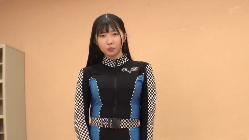 室内 · 站立 · 中景 · 制服 · 冷淡 · 看向镜头 · 柜子 · 赛车服制服