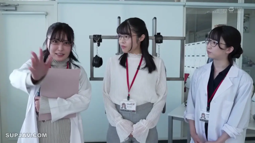 角色扮演 · 站立 · 工牌 · 实验室 · 严肃专注 · 三人全身 · 白大褂与职业装 · 职场对话