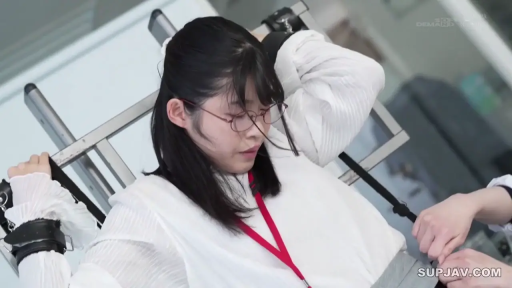 中景 · 手臂过头 · 灰色西裤 · 束缚 · 拘束 · 皮革束缚带 · 实验室 · 痛苦与快感并存