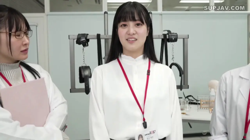 站立 · 中景 · 白衬衫 · 微笑 · 多人 · 直视镜头 · 实验室内 · 手铐架