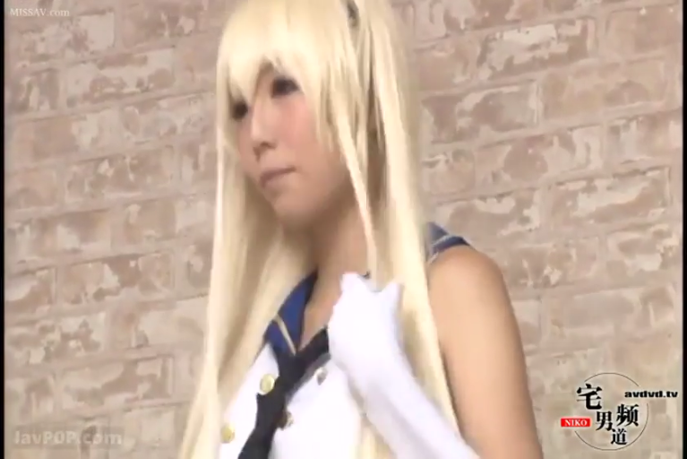 砖墙前 · 站立 · 平静 · 半身特写 · Cosplay · 金发 · 看向侧方