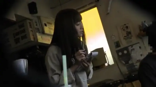 站立 · 中景 · 休闲装 · 昏暗 · 冷静 · 记录 · 记事本 · 库房