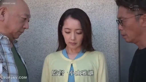 交谈 · 严肃 · 站姿 · 半身 · 黄色开衫 · 多人场景 · 户外墙边