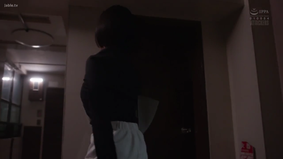 走廊 · 白色长裤