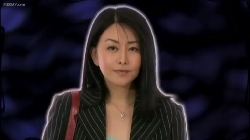 室内 · 脸部特写 · 站姿 · 注视镜头 · 温柔 · 条纹西装