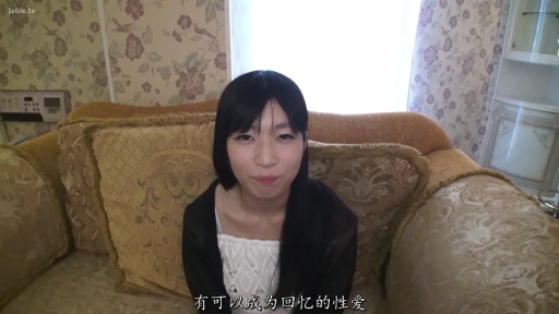 坐姿 · 脸部特写 · 字幕 · 沙发 · 微笑 · 面对镜头 · 客厅 · 休闲服