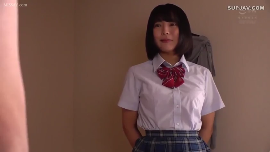 站立 · 中景 · 微笑 · 居家 · 运动短裤 · 门 · 观望 · 室内门口