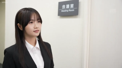 站立 · 端庄 · 黑色职业西装 · 凝视 · OL风格 · 面部及躯干 · 会议室门前 · 会议室标牌