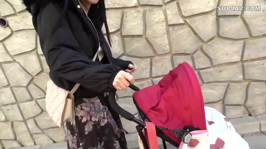 站立 · 中景 · 户外 · 人妻 · 婴儿车 · 推婴儿车 · 羽绒服