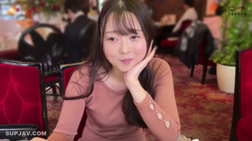 上半身特写 · 餐厅 · 注视镜头 · 长发 · 甜美微笑 · 托腮坐姿 · 粉色长袖连衣裙