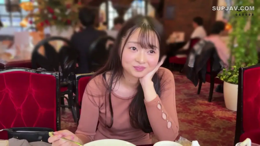 半身特写 · 餐厅 · 用餐 · 餐具 · 甜美微笑 · 托腮坐姿 · 约会视角 · 棕色长袖上衣