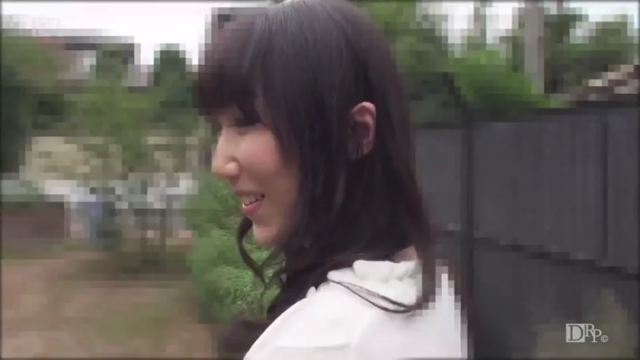 站立 · 微笑 · 上半身 · 窗边 · 衣架 · 生活化 · 浴袍 · 拿衣服