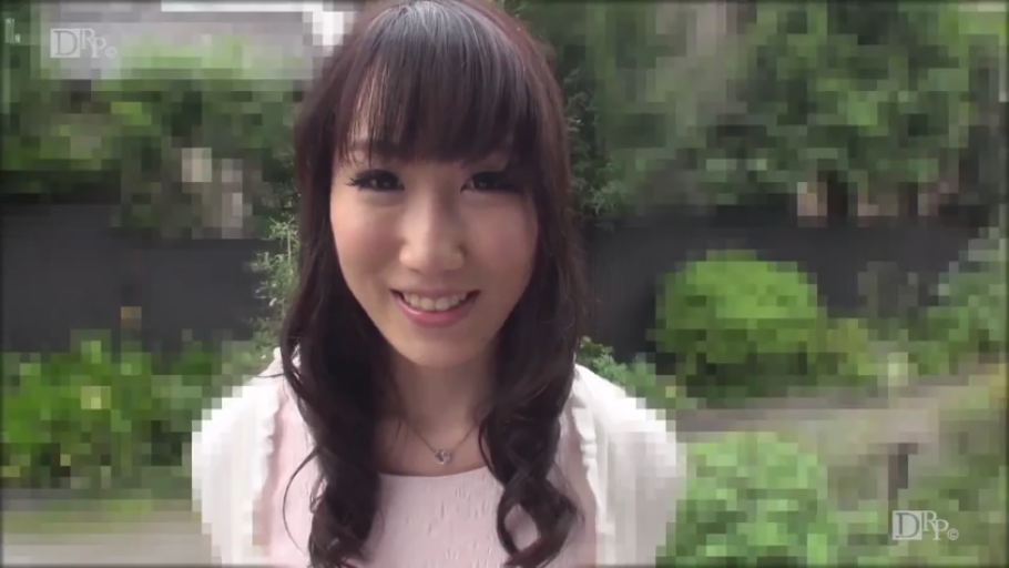 甜美 · 站立 · 项链 · 面部特写 · 凝视 · 户外 · 粉色上衣 · 背景模糊