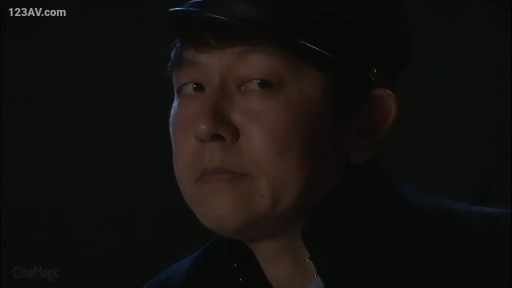 嚴肅 · 單人 · 臉部特寫 · 注視 · 侧脸 · 昏暗室内 · 制服帽