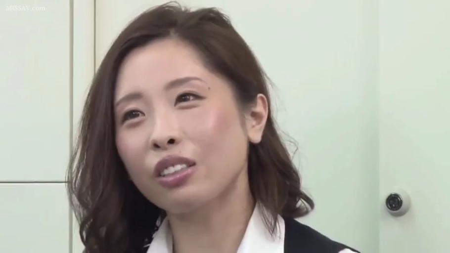 室内 · 注视 · 黑色马甲 · 微带笑意 · 面部特写 · 职场女性 · 正脸