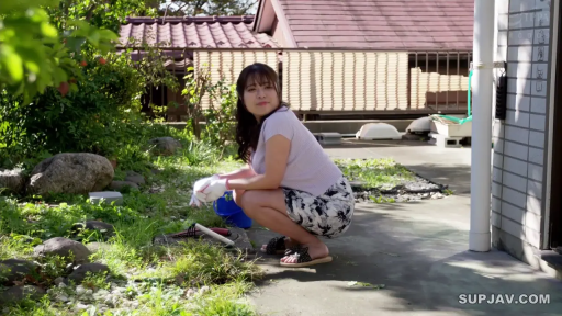 蹲姿 · 平静 · 户外 · 紫色上衣 · 日常内容 · 除草 · 园艺工具