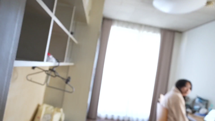 坐姿 · 远景 · 房间 · 休闲服