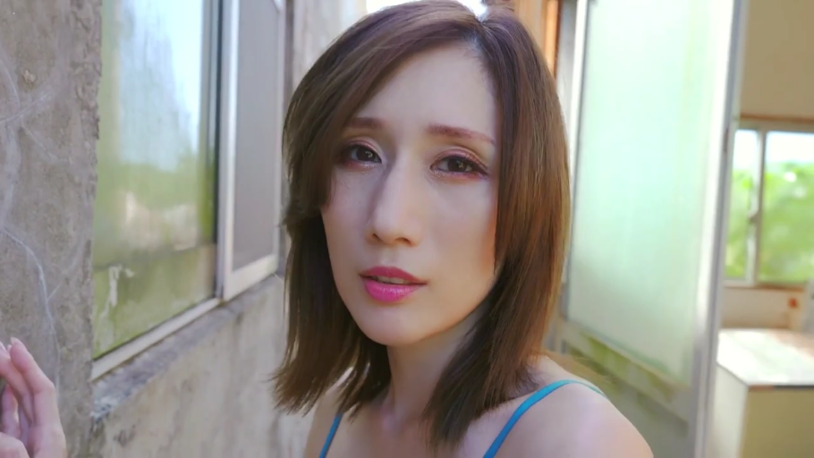 脸部特写 · 迷离 · 注视 · 户外 · 熟女 · 蓝色吊带 · 侧面面对镜头