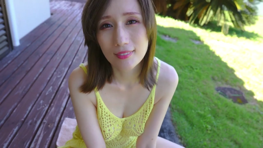 坐姿 · 脸部 · 微笑 · 注视 · 户外 · 俯拍 · 黄色镂空吊带裙