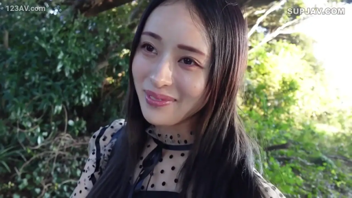 脸部 · 站立 · 注視 · 户外 · 温柔 · 日本女性 · 圆点透视上衣