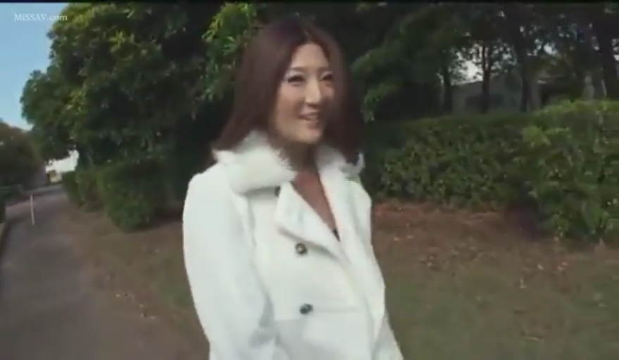 室内 · 坐姿 · 半身特写 · 靠枕 · 娇羞 · 捂嘴笑 · 白色无袖衫 · 日常对话