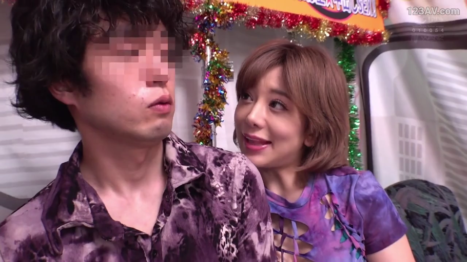 侧身 · 行走 · 户外 · 笑容 · 户外露出 · 街拍 · 镂空紧身裙 · 限高标志