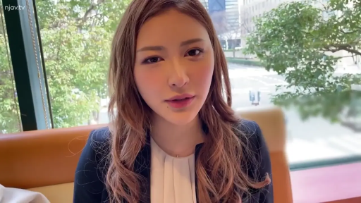 室内 · 座り姿勢 · 顔部のクローズアップ · 自然 · ビジネススーツ · 对视 · 长发