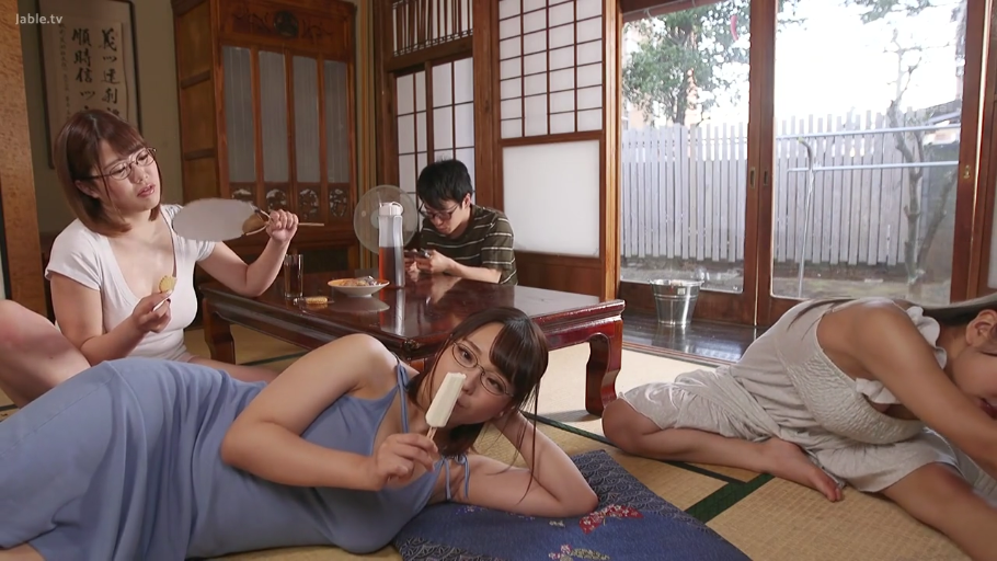 Japanese-style room · Medium shot · 自然 · 多人 · Casual wear · Side-lying · 吃冰棍 · 团扇