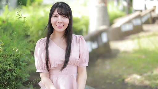 座り姿勢 · 半身特写 · 对视 · 清純スタイル · 輝く笑顔 · 粉色连衣裙 · 户外公园