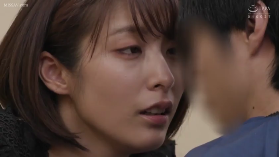 室内 · 打码 · 面部特写 · 近距离对视 · 黑色蕾丝上衣 · 深情专注 · 亲密交流