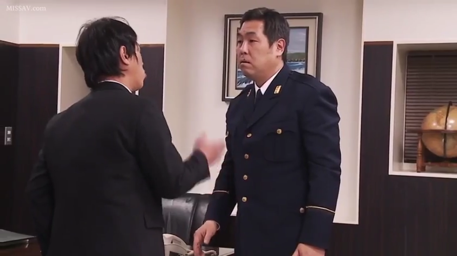 坐姿 · 微笑 · 面对镜头 · 半身 · 客厅沙发 · 粉色针织衫 · 丰满 · 花纹靠枕