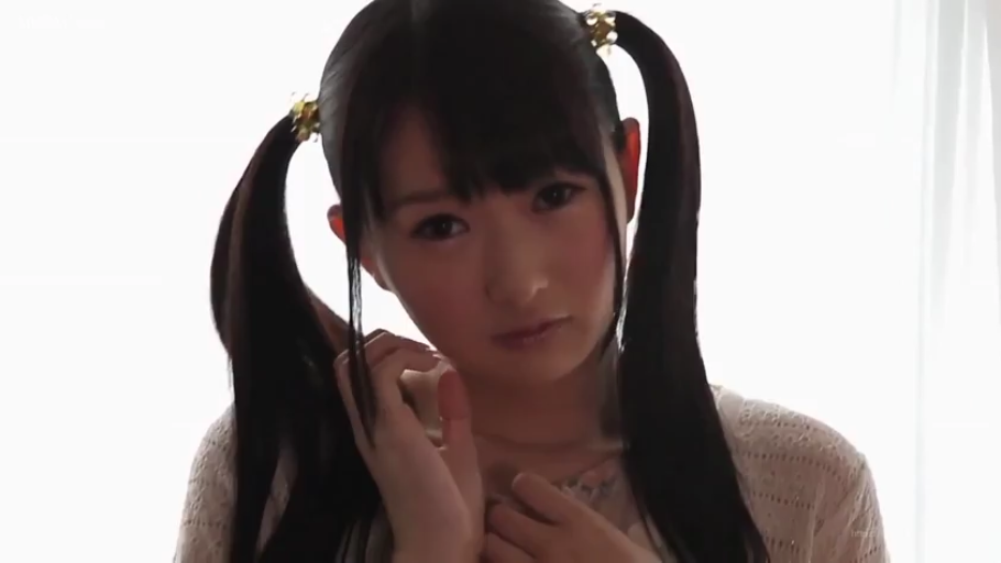 面部 · 忧郁 · 注视 · 双马尾 · 窗边 · 侧头 · 针织上衣 · 金色发夹