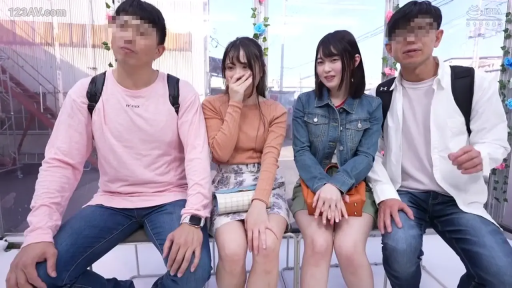 坐姿 · 羞涩 · 中景 · 多人 · 谈话 · 户外 · 休闲服 · 背包