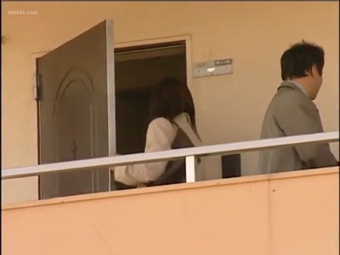 室内 · 坐姿 · 微笑 · 眼罩 · 蒙眼 · 黑色外套 · 眼部 · 齐刘海