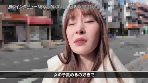 脸部特写 · 站立 · 室外街道 · 眯眼 · 街头采访 · 白色毛绒外套 · 正在说话